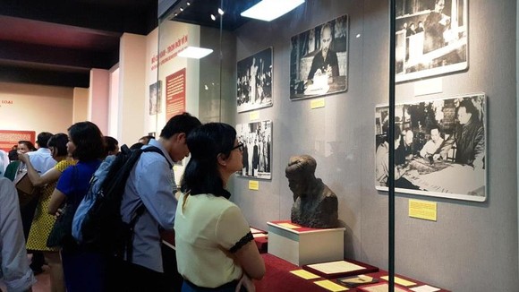 Giới thiệu gần 200 tư liệu hiện vật quý về Chủ tịch Hồ Chí Minh ảnh 2