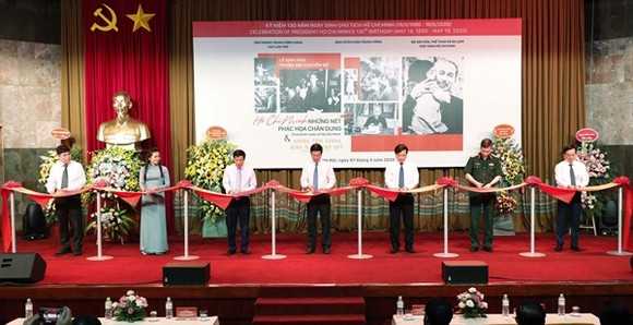 Cắt băng khai mạc triển lãm "Hồ Chí Minh-Những nét phác họa chân dung"