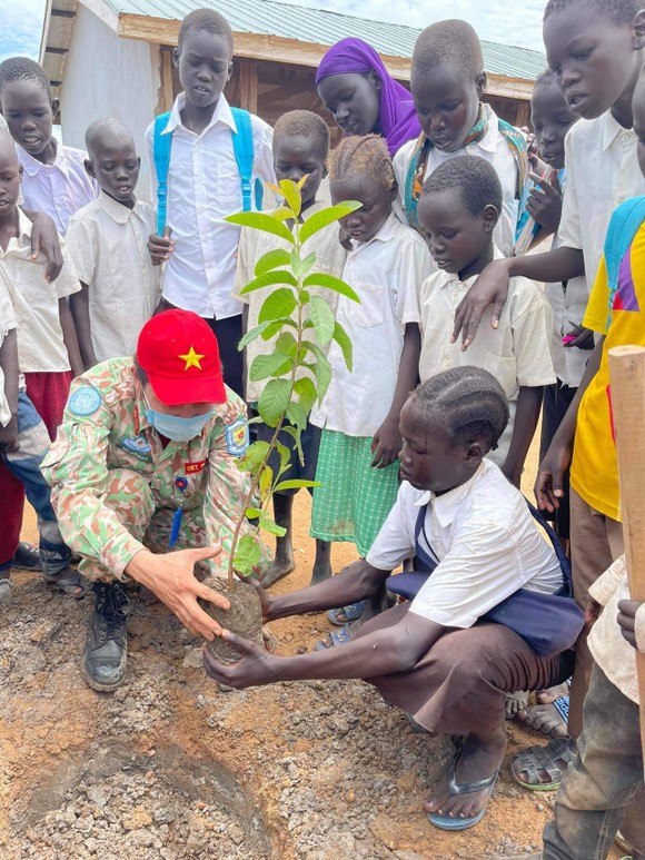 Chiến sĩ mũ nồi xanh của Việt Nam trồng cây gây bóng mát ở Nam Sudan ảnh 3
