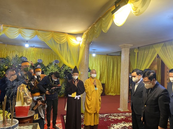 Nhiều đoàn lãnh đạo cùng đông đảo Phật tử đã tới viếng Đại lão Hòa thượng Thích Phổ Tuệ ảnh 2