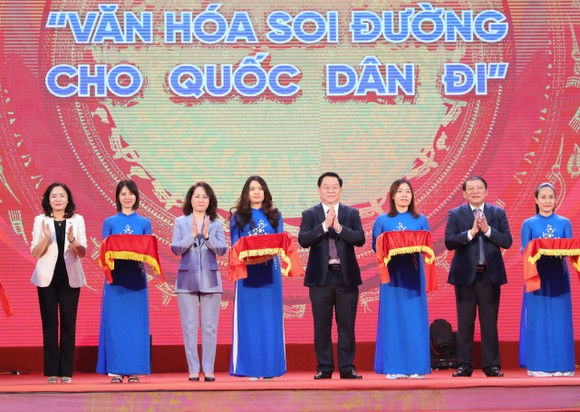Khai mạc triển lãm 'Văn hóa soi đường quốc dân đi' ảnh 1