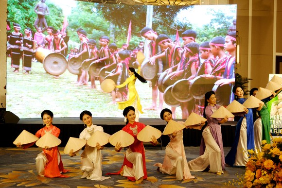 Ngày Quốc gia Việt Nam tại Expo Dubai: Trình diễn chương trình nghệ thuật đặc biệt 'Dòng chảy bất tận' ảnh 2