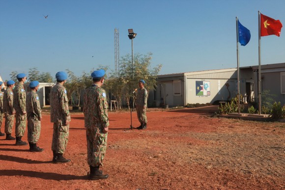 Cờ Tổ quốc tung bay ở Nam Sudan trong ngày đầu năm mới 2022 ảnh 2