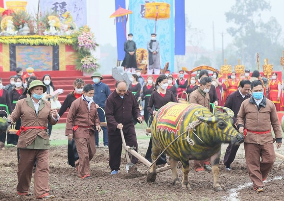 Chủ tịch nước xuống đồng cày ruộng khai hội Tịch điền 2022 ảnh 3