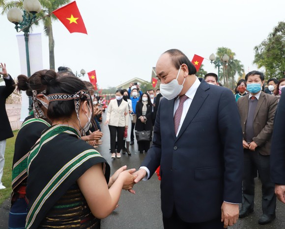Chủ tịch nước Nguyễn Xuân Phúc tham dự Ngày hội Sắc xuân trên mọi miền Tổ quốc ảnh 1