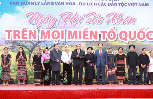 Chủ tịch nước Nguyễn Xuân Phúc tham dự Ngày hội Sắc xuân trên mọi miền Tổ quốc ảnh 5