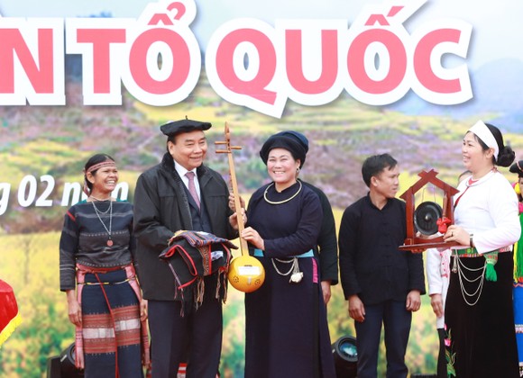 Chủ tịch nước Nguyễn Xuân Phúc tham dự Ngày hội Sắc xuân trên mọi miền Tổ quốc ảnh 6