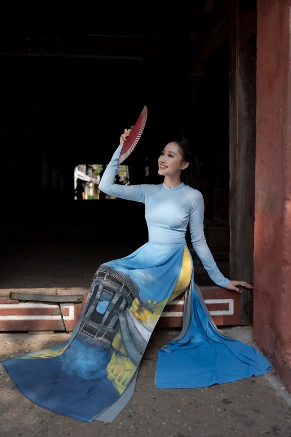 Đoàn Hồng Trang mang áo dài lụa vẽ Hội An đến Miss Global 2022 ảnh 4