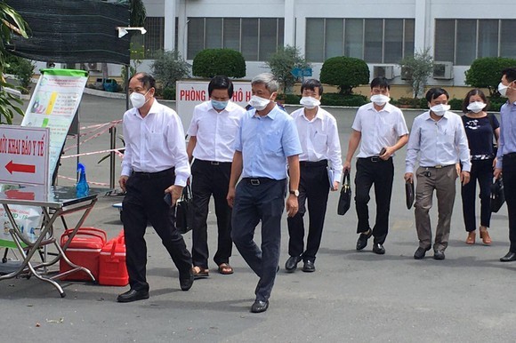 衛生部副部長阮長山前往市熱帶病醫院指導防疫工作。