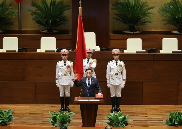 第十五屆國會主席王廷惠進行宣誓儀式。
