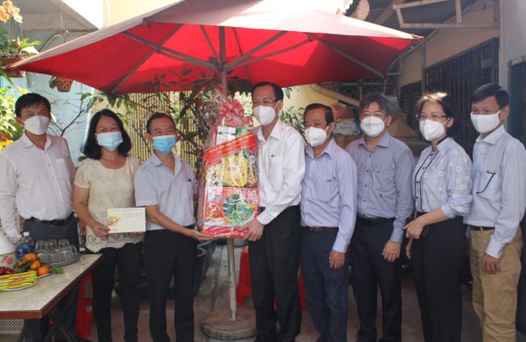 市委內政處主任黎清廉（右五）向華人退休幹部梁鴻德（左三）贈送新年禮物。
