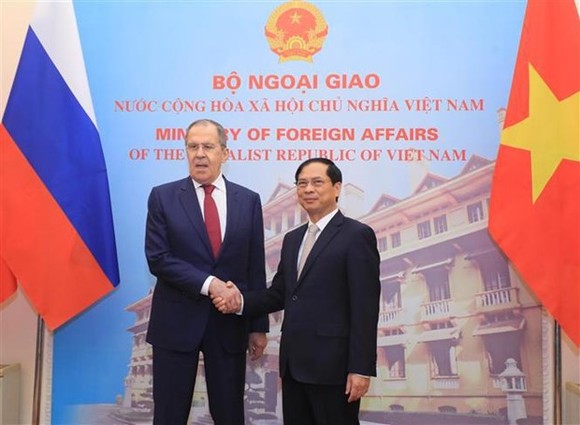 越南外交部部長裴青山與俄羅斯聯邦外交部長謝爾蓋·拉夫羅夫合影。圖自越通社