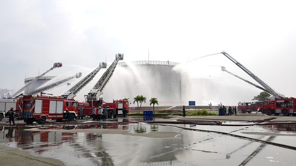 Hơn 900 người tham gia diễn tập chữa cháy, cứu nạn tại Tổng kho xăng dầu Nhà Bè ảnh 4
