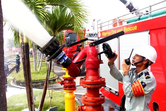 Hơn 900 người tham gia diễn tập chữa cháy, cứu nạn tại Tổng kho xăng dầu Nhà Bè ảnh 6