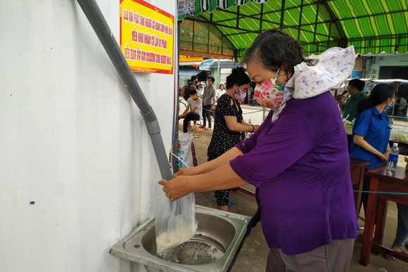 Người dân khó khăn nhận gạo miễn phí tại "ATM gạo" trước trụ sở UBND xã Vĩnh Lộc B