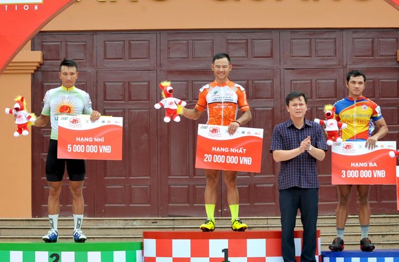 Lê Nguyệt Minh thắng thế trong cuộc chiến áo xanh giải xe đạp Cúp Truyền hình ảnh 2