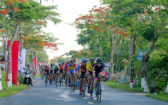 Giải xe đạp Về Nông Thôn: Nguyễn Văn Bình tái chiếm áo xanh ảnh 2