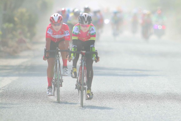 Nguyễn Thị Thật giành thêm Áo vàng sau chặng 2 giải xe đạp nữ An Giang 2020 ảnh 2