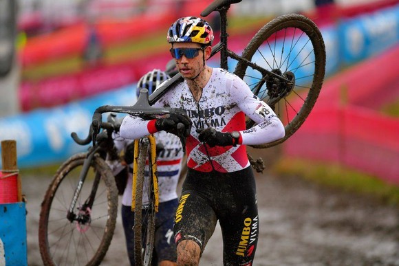 Van der Poel thắng nhưng Wout van Aert vẫn thống trị UCI Cyclo-cross World Cup ảnh 1
