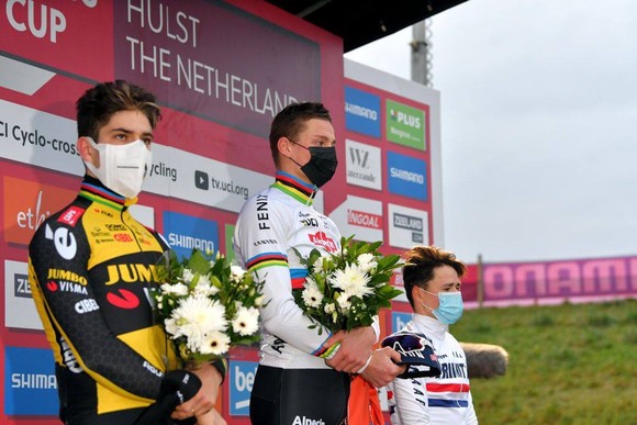 Van der Poel thắng nhưng Wout van Aert vẫn thống trị UCI Cyclo-cross World Cup ảnh 2