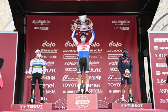 Mathieu van der Poel tung hoành thắng giải xe đạp Strade Bianche ảnh 3