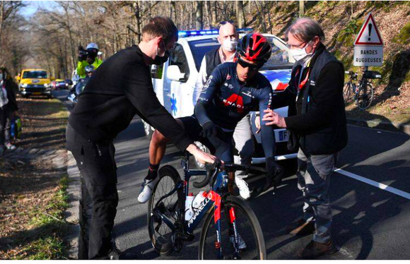 Gặp nạn vì “bom” chai nước, Richie Porte đành chia tay sớm giải xe đạp Paris-Nice ảnh 1