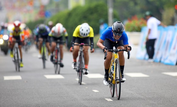 Tay đua trẻ Kim Cương bất ngờ vươn lên chiếm Áo vàng giải xe đạp nữ Biwase 2021  ảnh 4