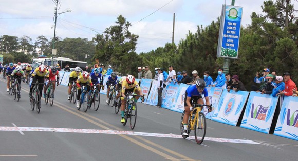 Nguyễn Thị Thật lần thứ hai thắng chặng lấy lại Áo xanh giải xe đạp nữ Biwase 2021  ảnh 2
