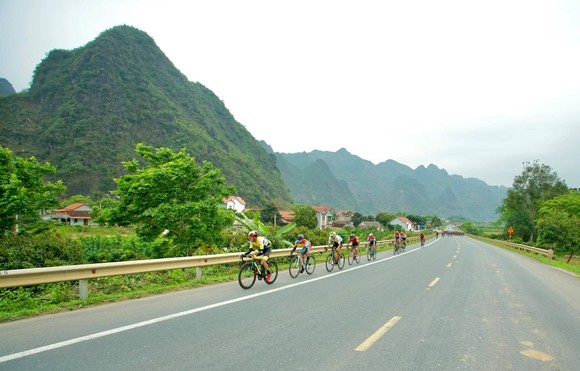Chặng 4 Giải xe đạp Cúp Truyền hình: Nguyễn Tấn Hoài qua mặt Lê Nguyệt Minh để giành cú đúp ảnh 1
