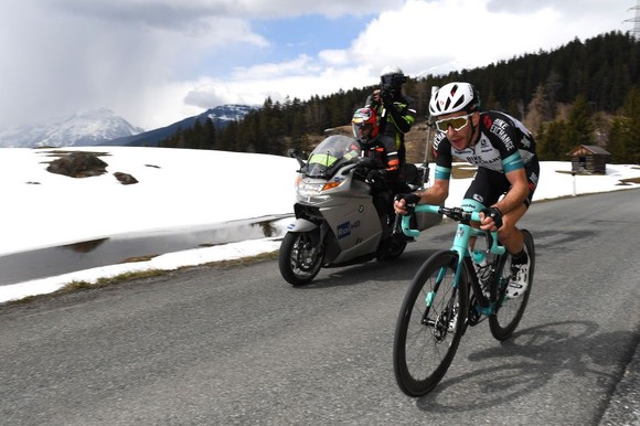 Màn solo gây “choáng” của Simon Yates leo lên đứng đầu giải xe đạp Tour of Alps 2021 ảnh 2