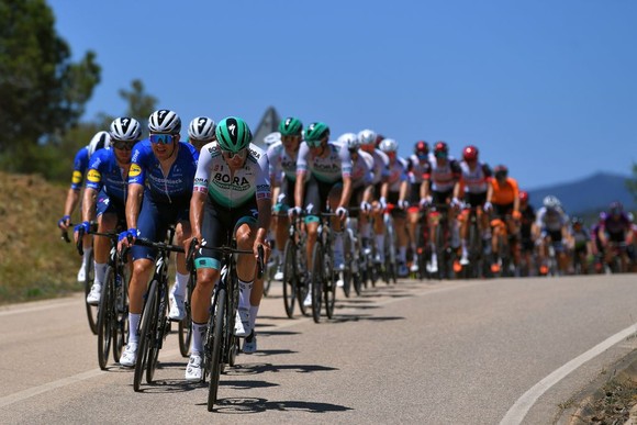 Cú nước rút siêu đẳng giúp Sam Bennett giữ cú đúp giải xe đạp Volta ao Algarve 2021 ảnh 2