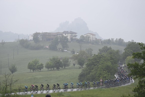 Giải xe đạp Giro d’Italia 2021: Filippp Ganna bị xé Áo hồng  ảnh 2