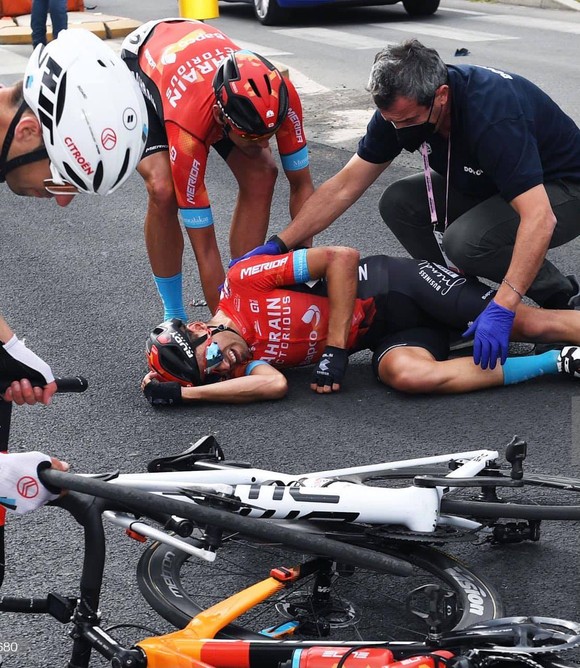 Caleb Ewan thắng chặng 5 giải xe đạp Giro d’Italia 2021với nhiều tai nạn ở đoạn cuối ảnh 1