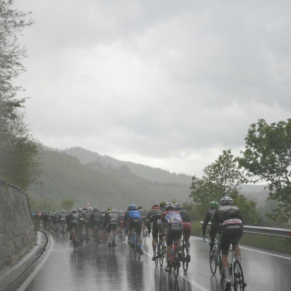 Áo hồng giải xe đạp Giro d’Italia tiếp tục đổi chủ ảnh 2