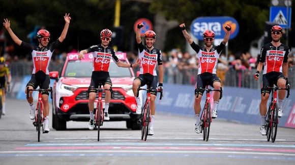 Caleb Ewan lần thứ hai thắng chặng xé áo tím giải xe đạp Giro d’Italia ảnh 1