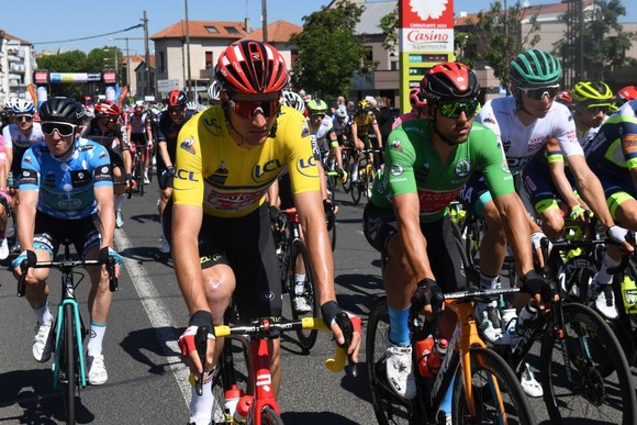 Áo vàng Brent Van Moer níu chân Chris Froome ở giải xe đạp Critérium du Dauphiné 2021 ảnh 2