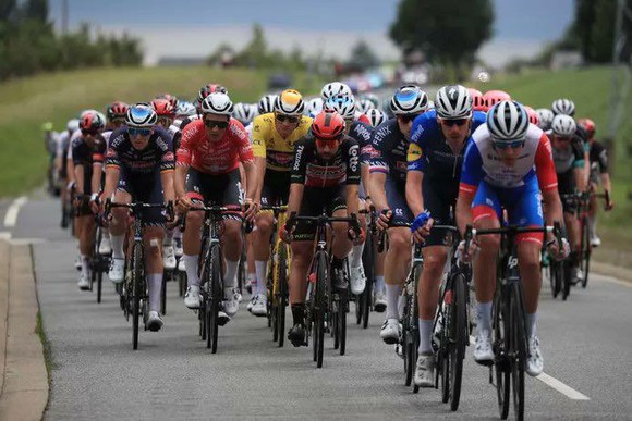 Mark Cavendish có chiến thắng thứ 31 vươn lên mặc Áo xanh Tour de France ảnh 3