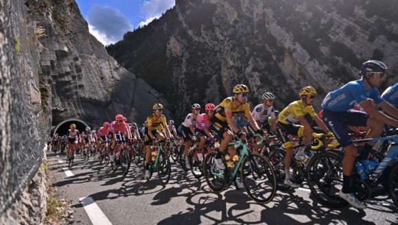 “Thần núi” Matej Mohoric toả sáng thắng chặng 7 Tour de France ảnh 1