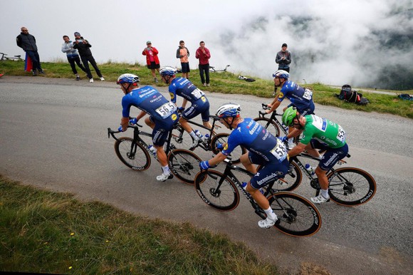 Tadej Pogacar quá mạnh thâu tóm luôn Áo đỏ vua leo núi Tour de France 2021 ảnh 4