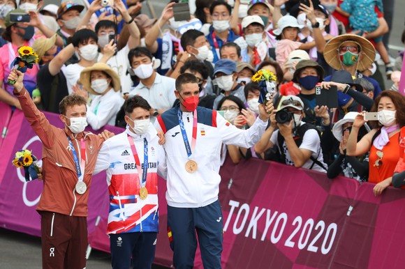 Tom Pidcock giành HCV xe đạp địa hình Olympic dù mới gãy xương vai ảnh 3