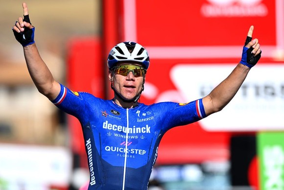 Một năm sau tai nạn kinh hoàng, Fabio Jakobsen mặc áo xanh lá cây Vuelta a Espana ảnh 4