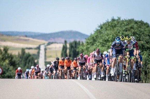 Một năm sau tai nạn kinh hoàng, Fabio Jakobsen mặc áo xanh lá cây Vuelta a Espana ảnh 2