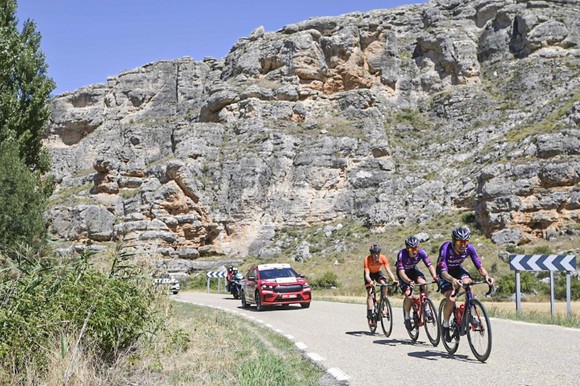 Một năm sau tai nạn kinh hoàng, Fabio Jakobsen mặc áo xanh lá cây Vuelta a Espana ảnh 1