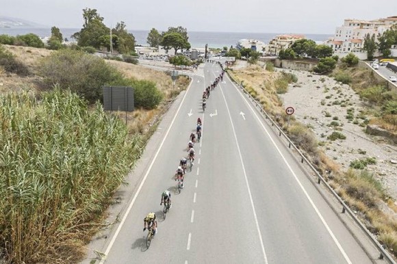 Primoz Roglic mất áo đỏ sau chặng đua đầy kịch tính ảnh 1
