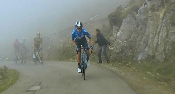 Miguel Angel Lopez chiến thắng trên đỉnh đèo dựng đứng mù sương ảnh 2