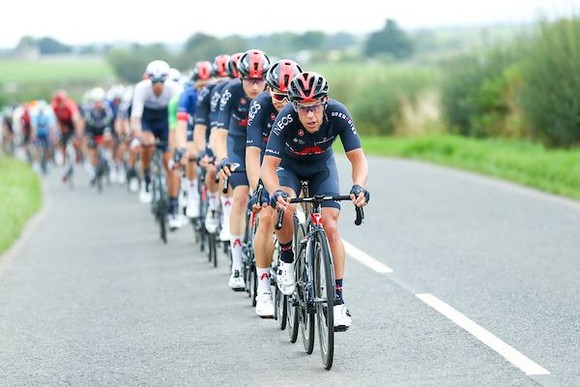 Wout Van Aert lần thứ ba thắng chặng nhưng vẫn chưa đòi lại được áo xanh dương ảnh 1