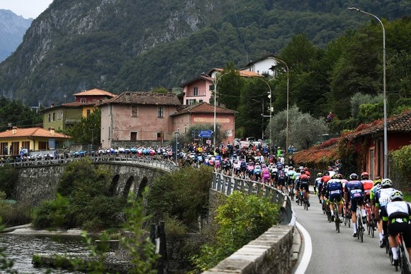 Tadej Pogacar đi solo tốc độ cao suốt 35km cuối để thắng Il Lombardia 2021 ảnh 1