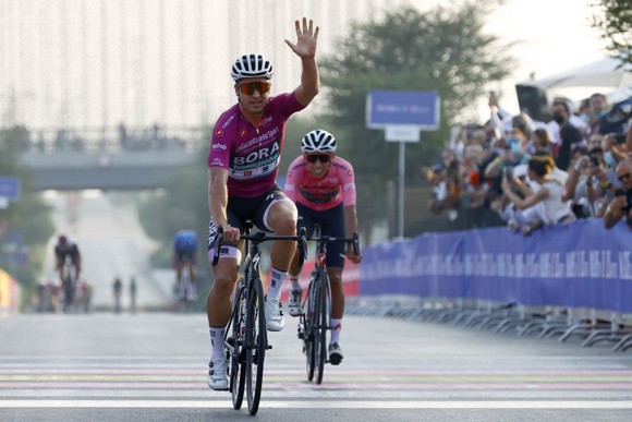 Peter Sagan đánh bại Egan Bernal để thắng Giro d'Italia Criterium Dubai ảnh 3