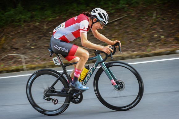 HCV Olympic Anna Kiesenhofer có tài trợ nhưng vẫn không có đội đua ảnh 1