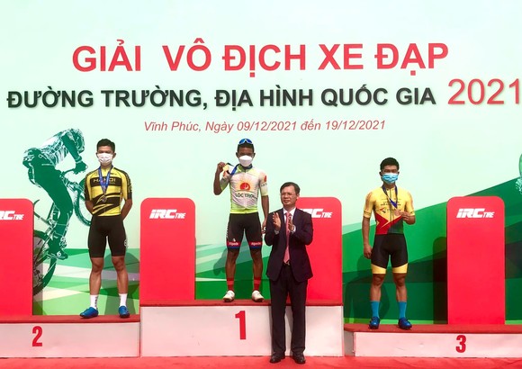 Nguyễn Hoàng Giang giúp xe đạp nam An Giang giành cú đúp vàng giải vô địch quốc gia ảnh 1
